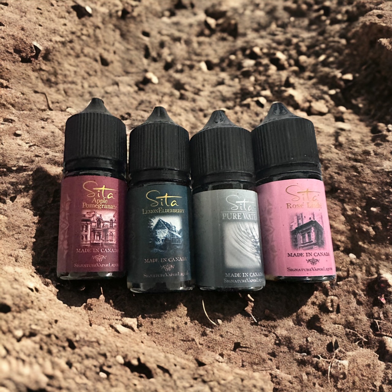 美國 SITA系列 煙油 (30-50mg) 檸檬接骨木煙油瓶身擺放於檸檬與接骨木花旁,清新自然風格