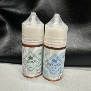 TEA QUEEN 皇后鐵觀音 煙油 (0-50mg) 風味煙油瓶身擺拍，搭配茶葉與自然背景