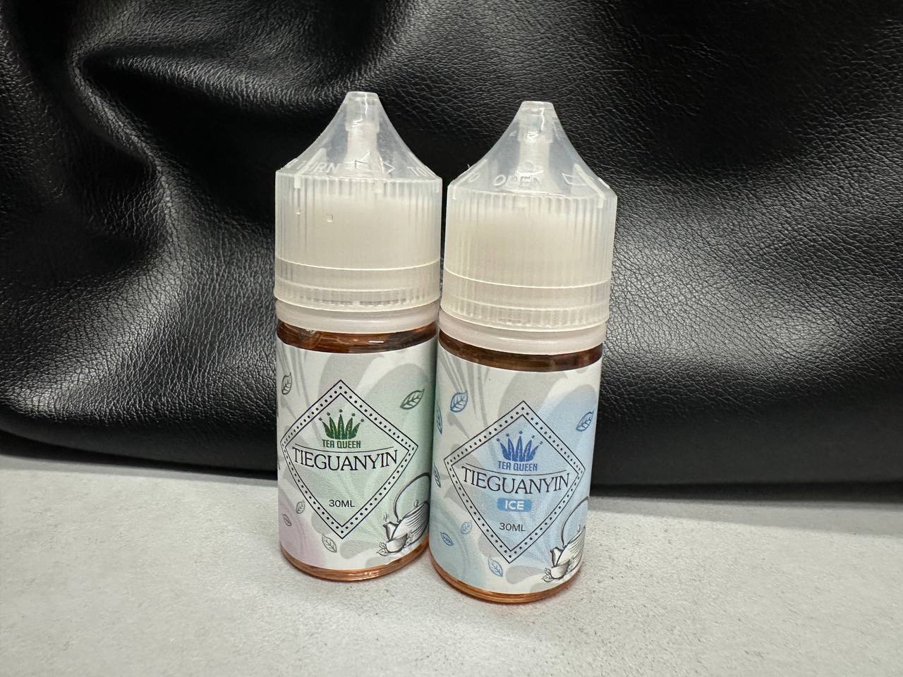 TEA QUEEN 皇后鐵觀音 煙油 (0-50mg) 風味煙油瓶身擺拍,搭配茶葉與自然背景